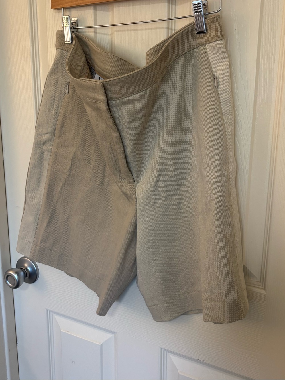 Akris Punto Two‑Tone Tailored Shorts Beige Cotton Cupro XL